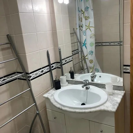 Chambre & Salle De Bain Privees, Piscine Et A 5 Min A Pied De La Plage Проживание в семье *